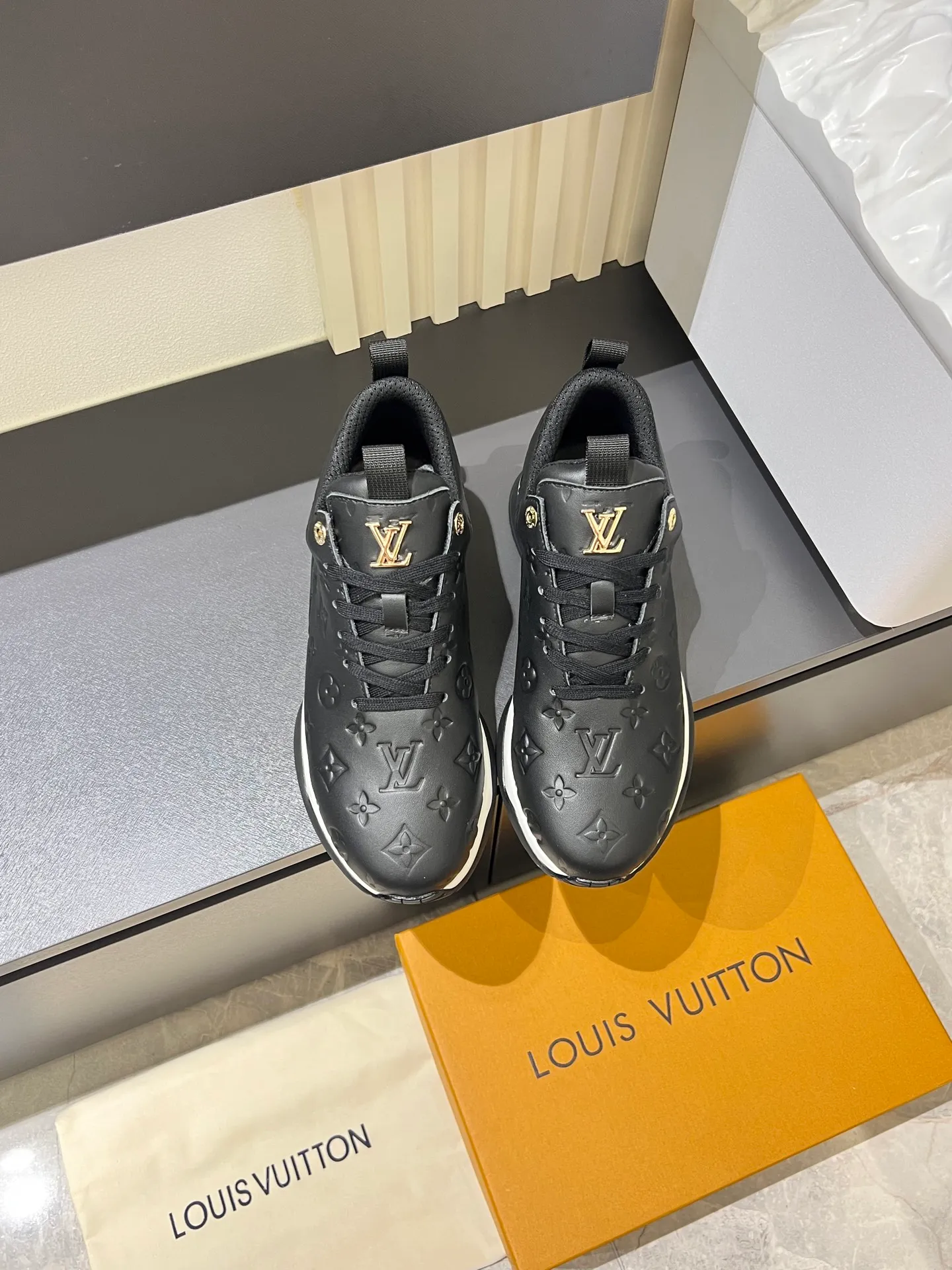 p520 "LOUI* VUITTO*" popular men's casual shoes, genuine development in Italy💯purchasing level quality✔️The upper is made of first-layer cowhide, comfortable and soft sheepskin feet⚡️Fashionable and versatile, the toe last shape is firm and full, and the soles are made from original LV molds and can be freely entered and exited the counter. Light and comfortable on the feet~Purely handmade, details determine quality! Size:39-44!